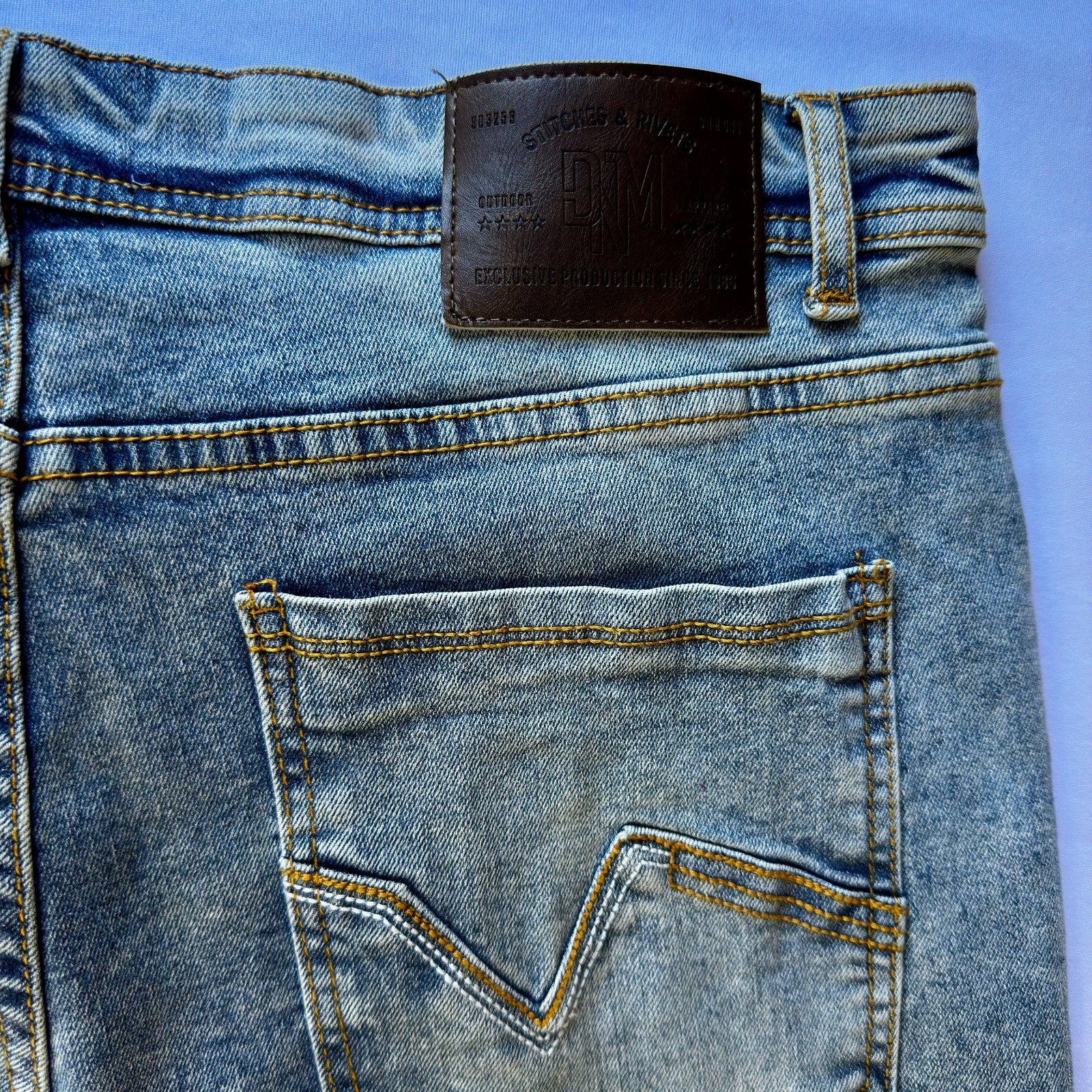 Stitches and Rivets Jeans Men's Size 34x32  Wash Blue Slim Mid Rise Denim