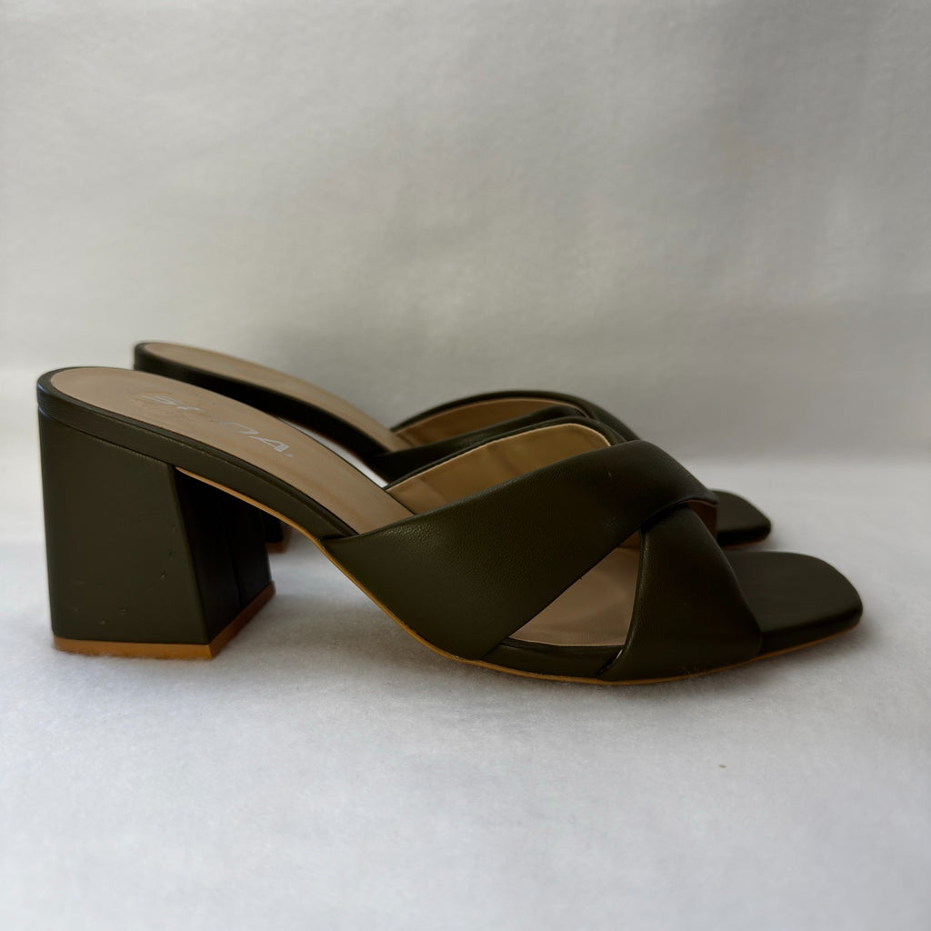 SODA GREEN TWIST MULE SANDAL HEEL NWT. GOOD SHOE FOR SEMI-CASUAL EVENTS