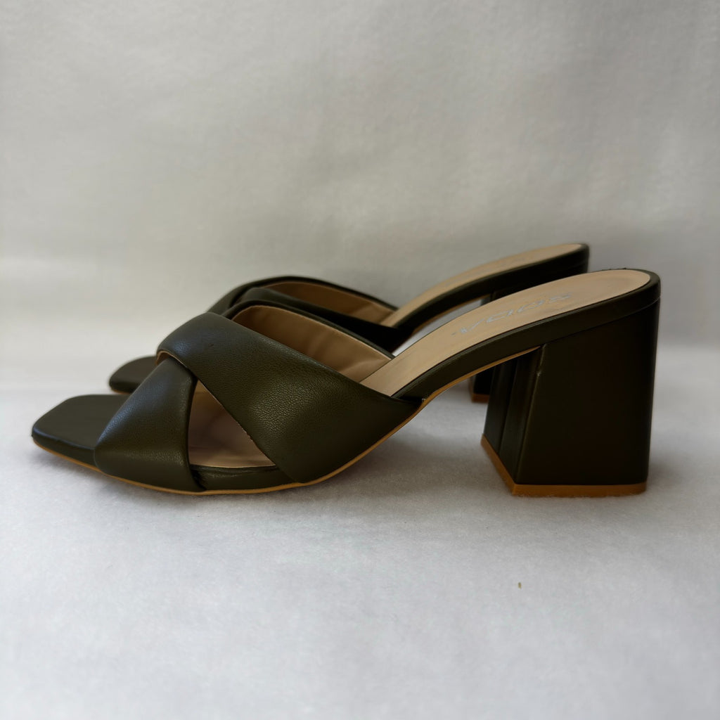 SODA GREEN TWIST MULE SANDAL HEEL NWT. GOOD SHOE FOR SEMI-CASUAL EVENTS