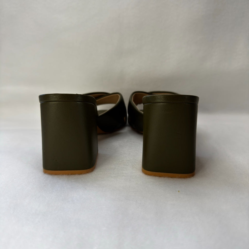 SODA GREEN TWIST MULE SANDAL HEEL NWT. GOOD SHOE FOR SEMI-CASUAL EVENTS