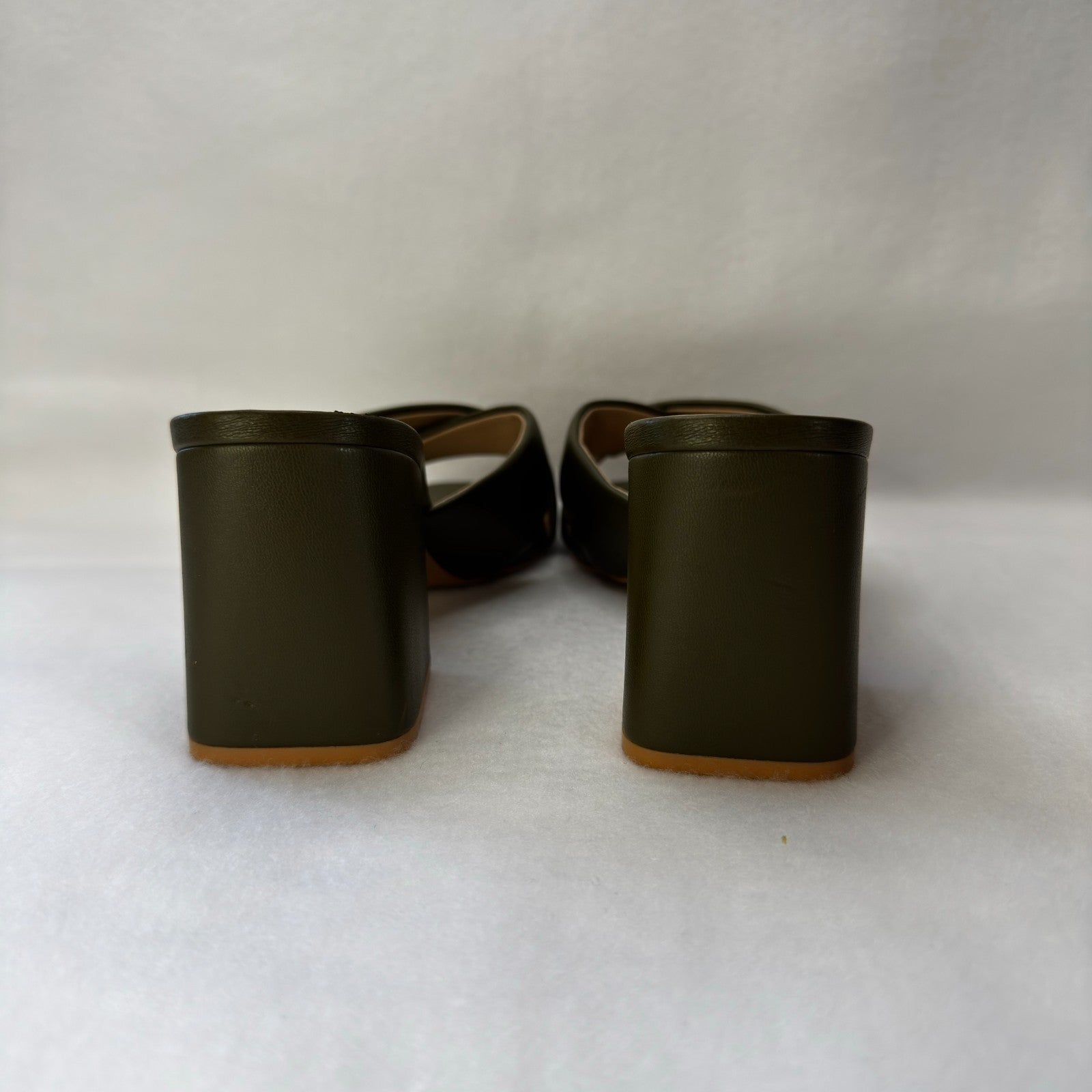 SODA GREEN TWIST MULE SANDAL HEEL NWT. GOOD SHOE FOR SEMI-CASUAL EVENTS