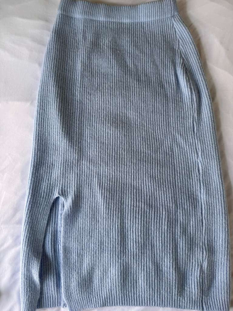 Winter Sleeveless Vest Paired with a Hight Waisted Slip Bodycon Skirt a Vintage