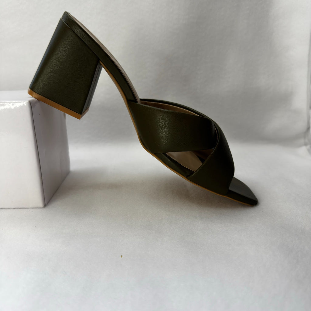 SODA GREEN TWIST MULE SANDAL HEEL NWT. GOOD SHOE FOR SEMI-CASUAL EVENTS