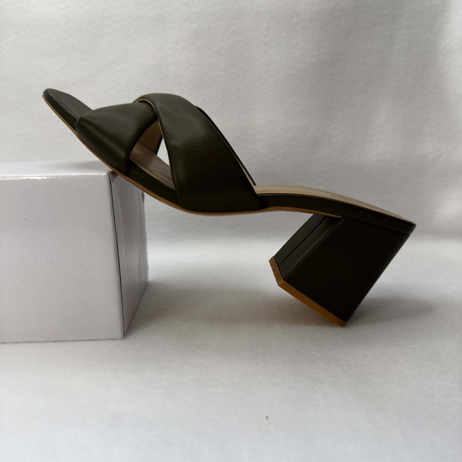 SODA GREEN TWIST MULE SANDAL HEEL NWT. GOOD SHOE FOR SEMI-CASUAL EVENTS